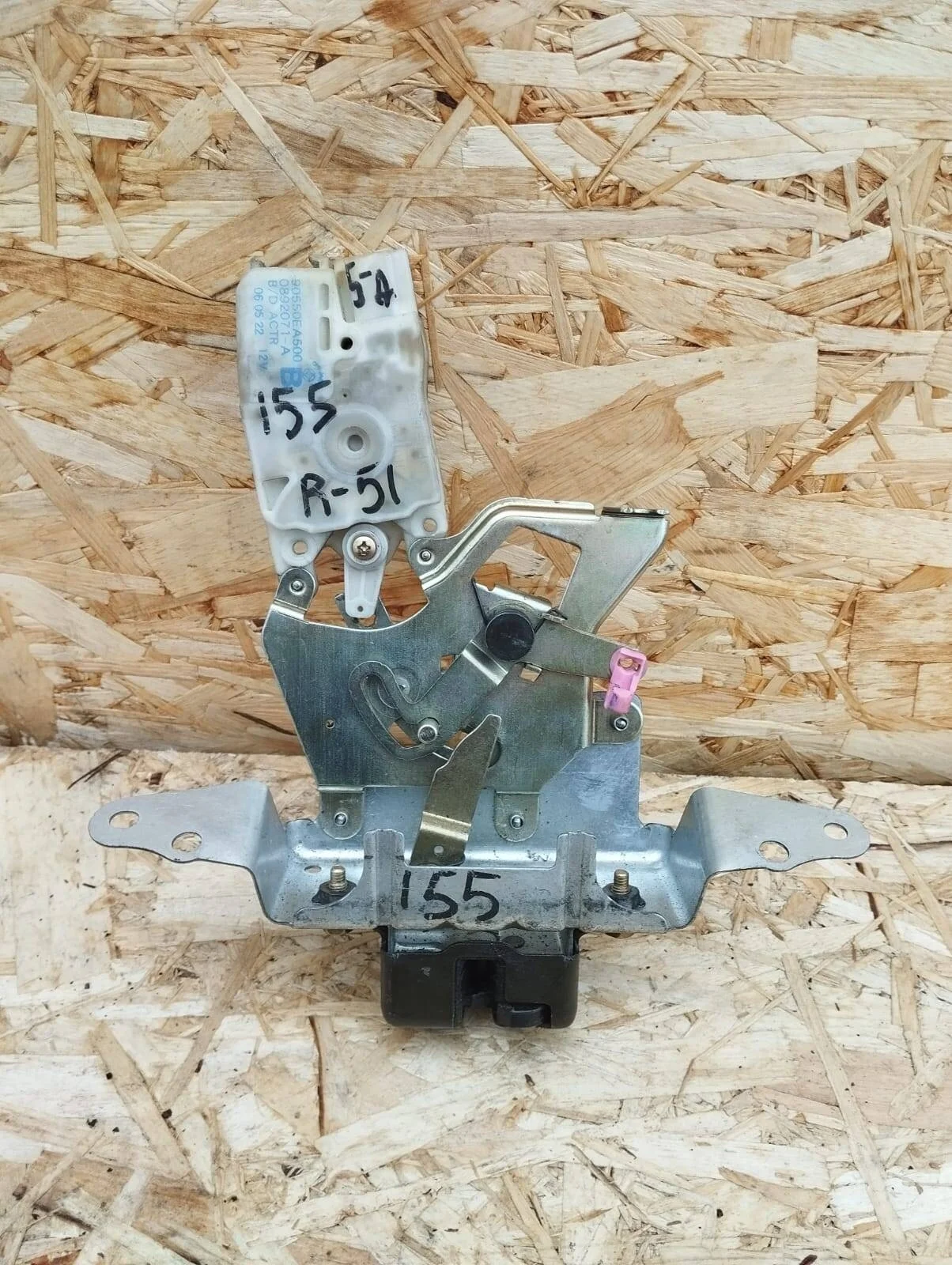 Замок стекла багажника Nissan Pathfinder R51