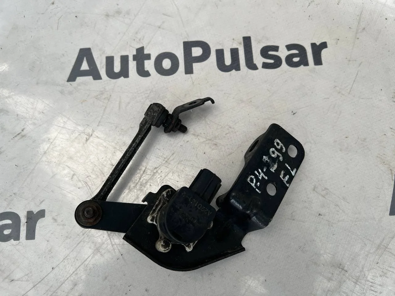 Датчик уровня кузова Mitsubishi Pajero 4 передний в сборе с тягой Оригинал