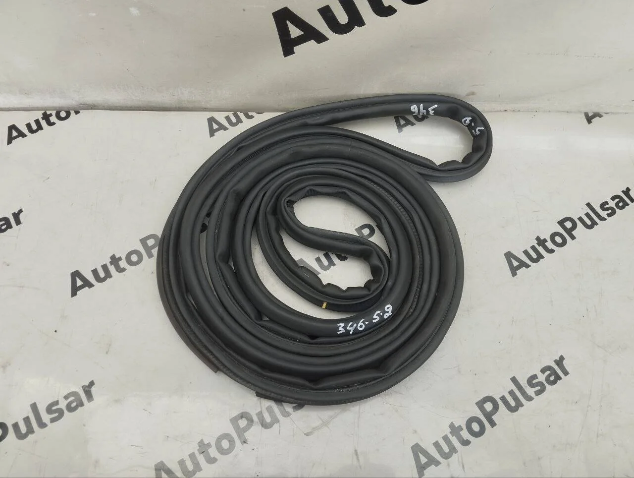 Уплотнитель багажника Toyota Land Cruiser 200 на кузове Оригинал