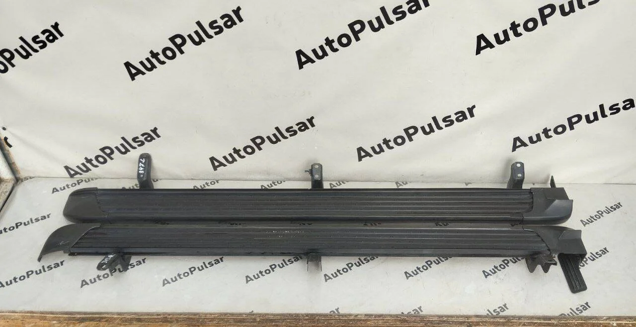 Подножка Toyota Land Cruiser 200 прямая с кронштейнами комплект оригинал