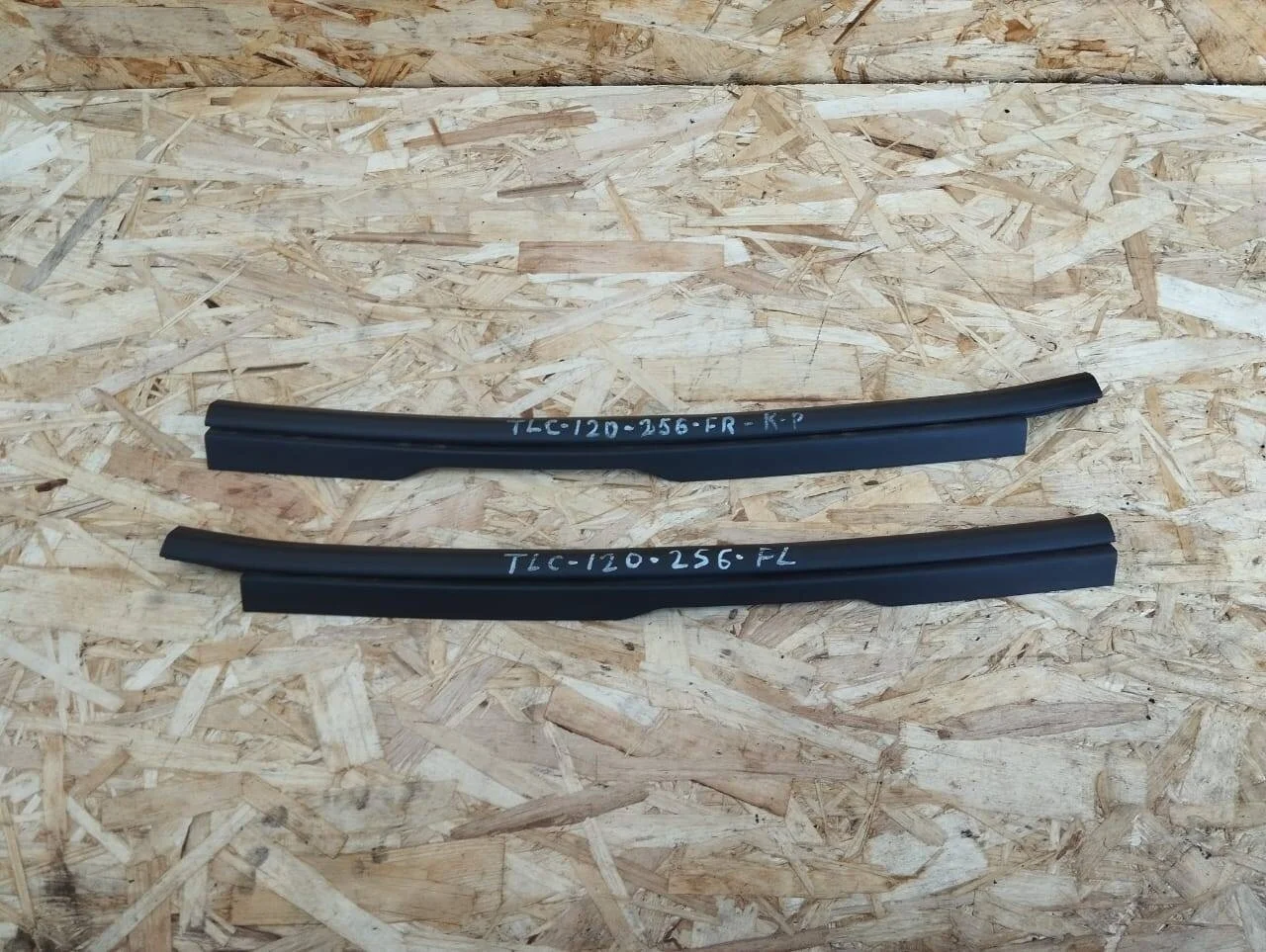 Уплотнитель капота Toyota Land Cruiser Prado 120 на крыле к-т Оригинал