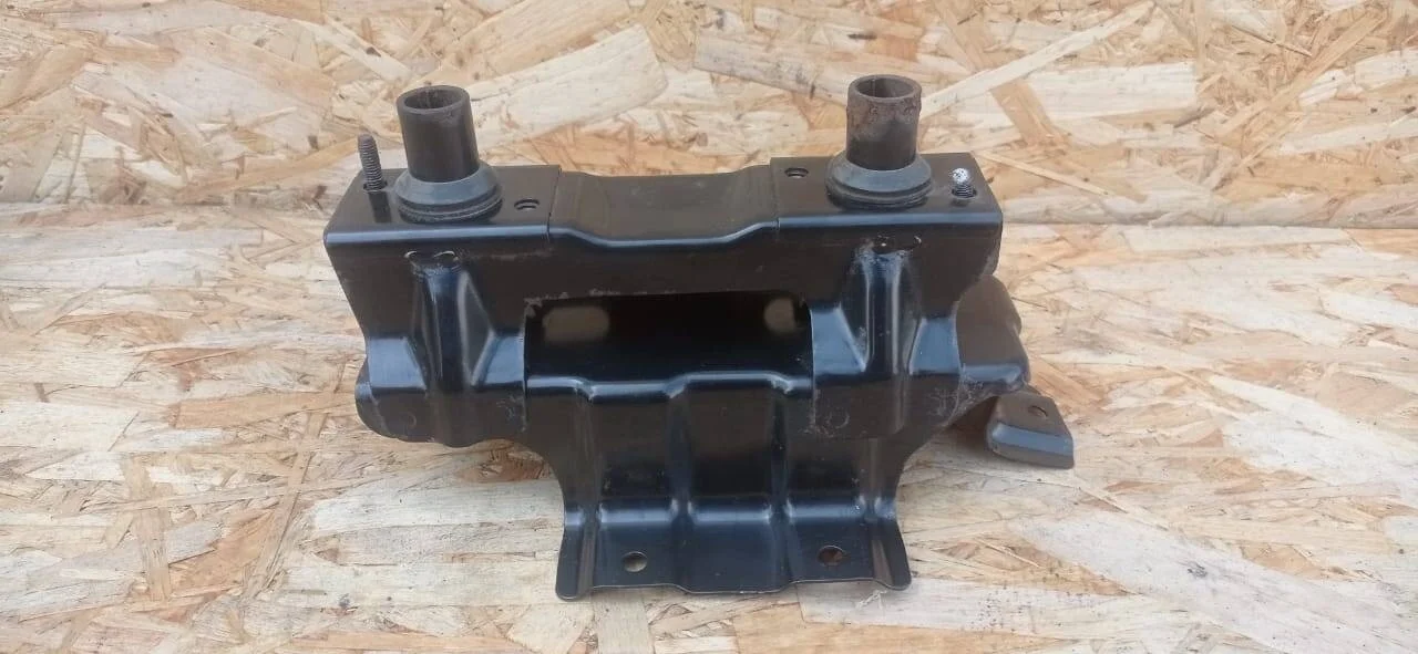 Кронштейн калитки Mitsubishi Pajero 4