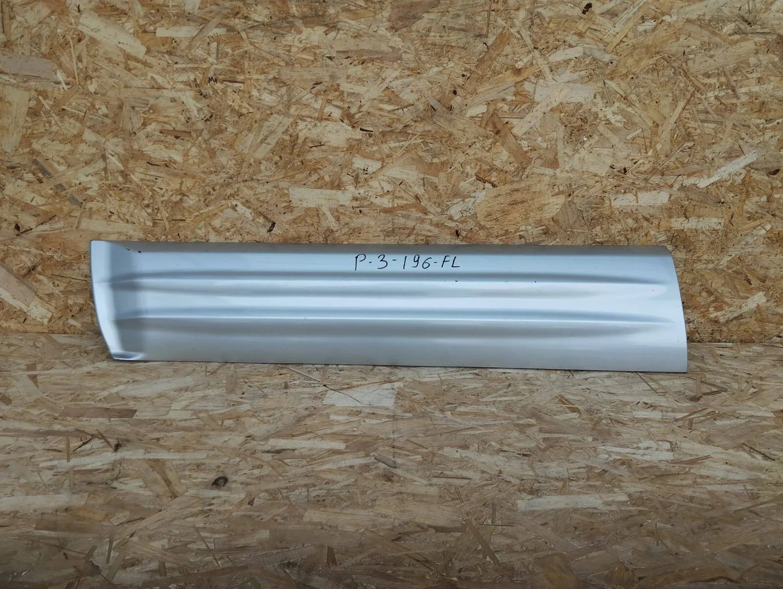 Молдинг двери Mitsubishi Pajero 3 передний левый