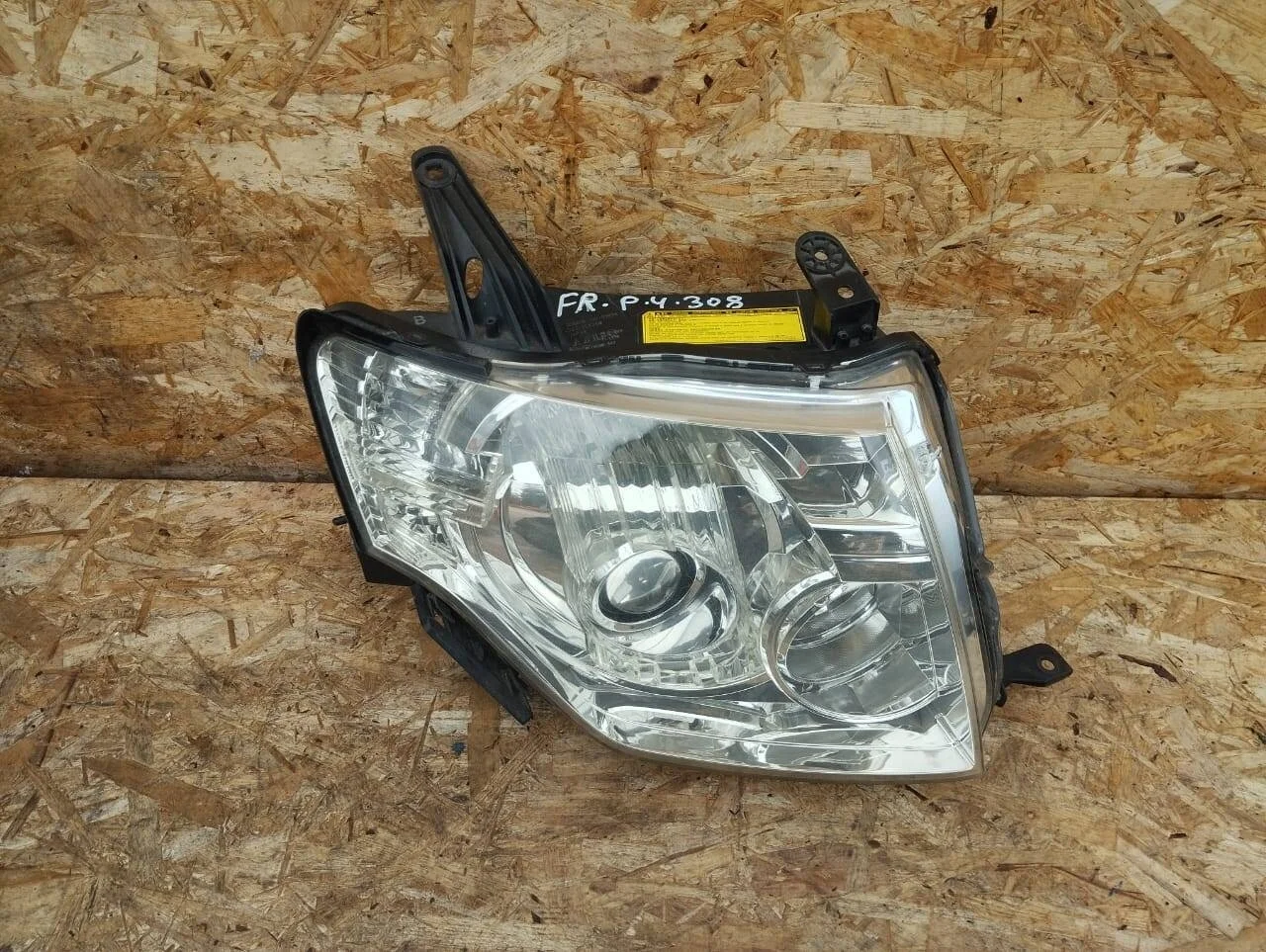 Фара Mitsubishi Pajero 4 правая ксенон 2007-2009гг. под D2S