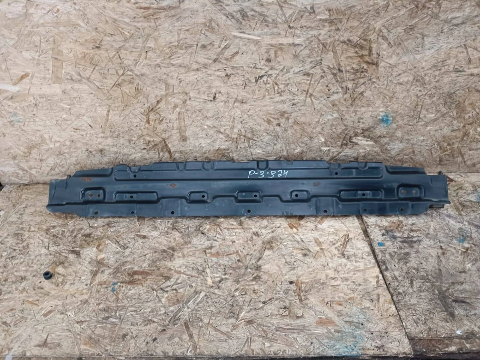 Усилитель бампера Mitsubishi Pajero 3 2000-2006гг. задний ОРИГИНАЛ