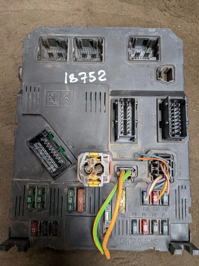 (18752) Блок предохранителей Citroen Berlingo 2005 9650584580