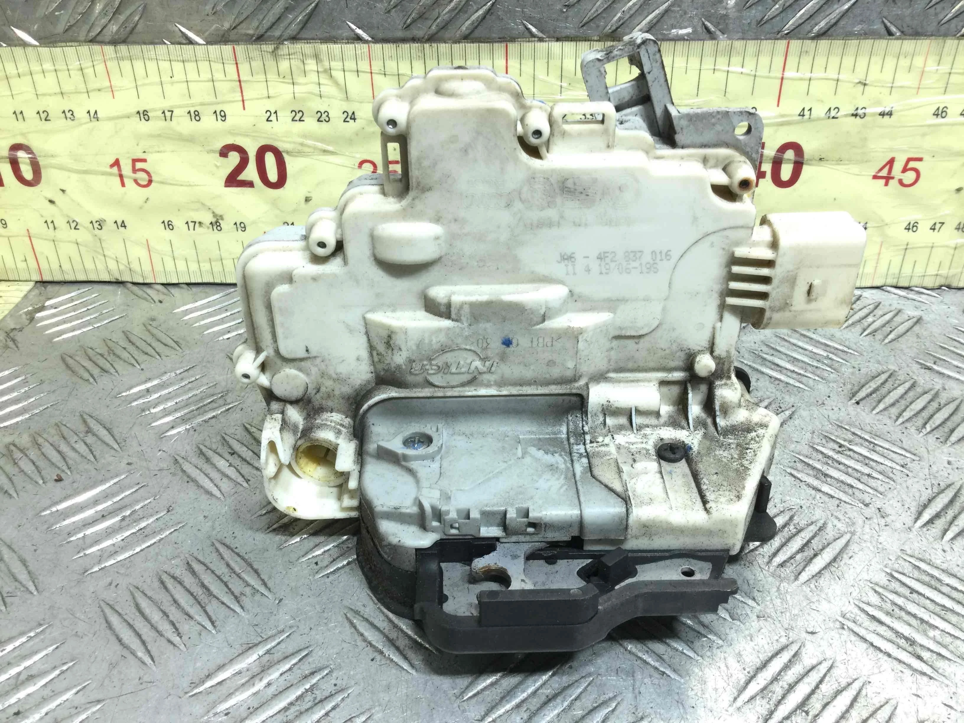 Замок двери передней правой Audi A3 8P/8PA [рестайлинг] (2004-2008) бензин 2.0 FSI Механика 5-дв, х/б