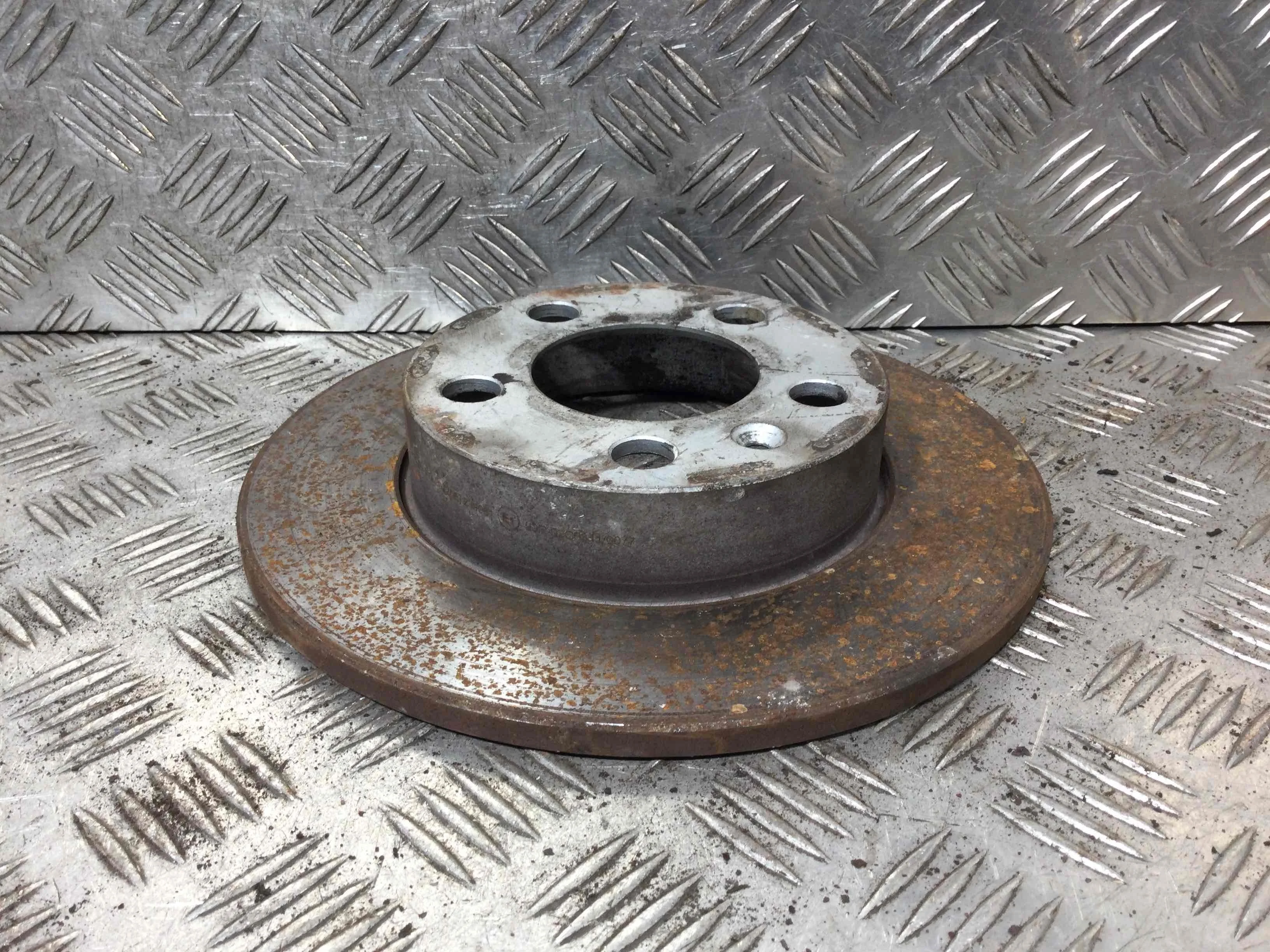 Диск тормозной задний Volkswagen Golf 4 поколение (1997-2004) бензин 1.6 i Механика Х/б