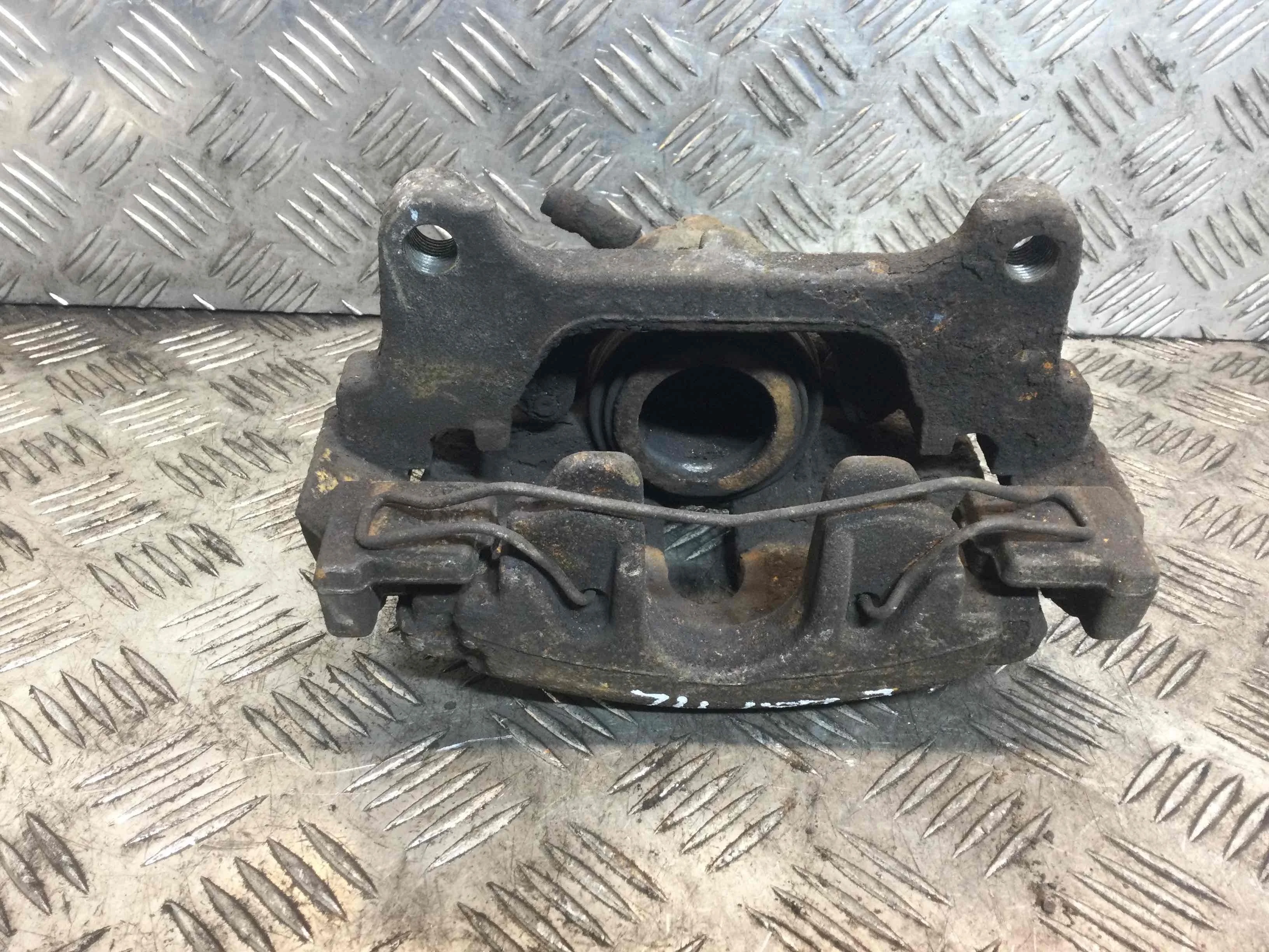 Суппорт передний левый Volkswagen Passat B6 (2005-2010) дизель 1.6 TDI Механика Универсал