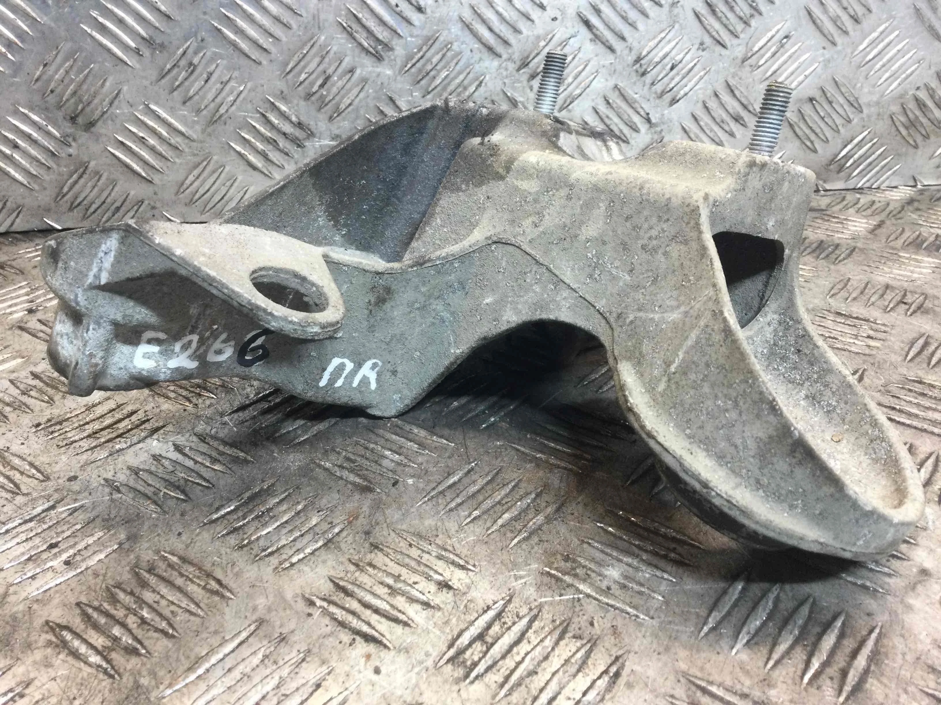 Кронштейн Audi A4 B7 (2004-2008) дизель 2.0 TDI Автомат Универсал