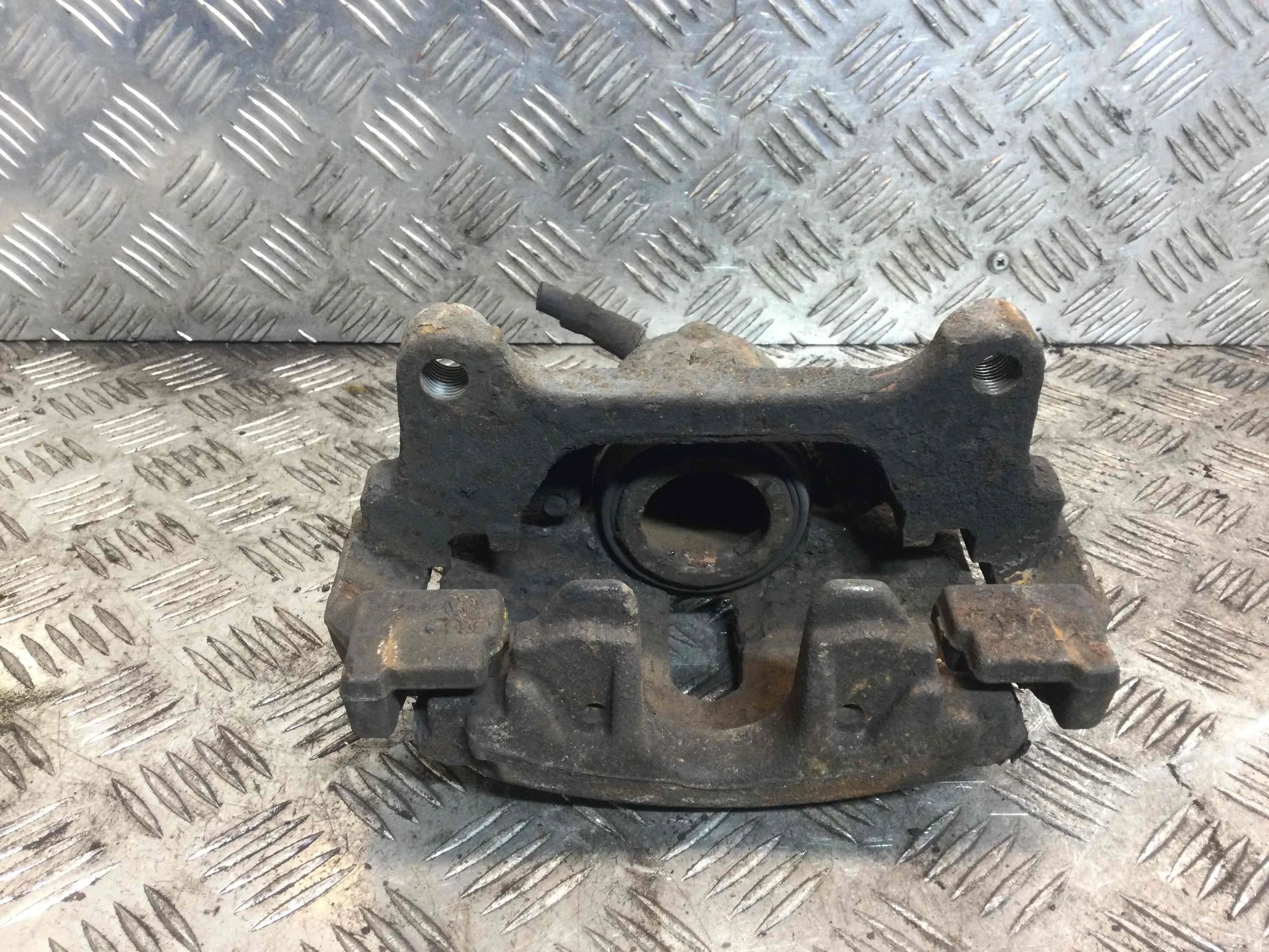 Суппорт передний левый Volkswagen Passat CC 1 поколение (2008-2012) дизель 2.0 TDI Механика Седан