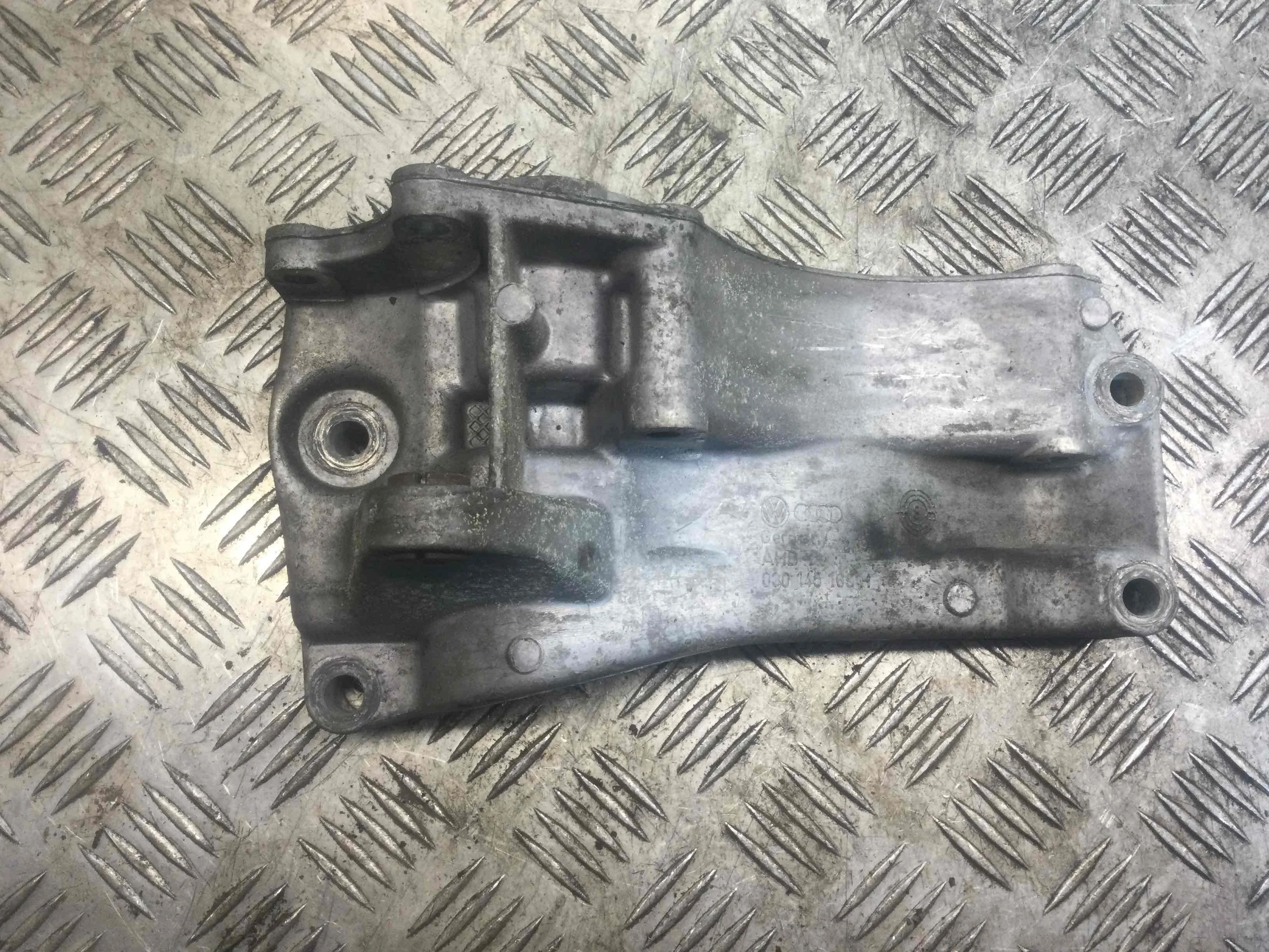 Кронштейн генератора Volkswagen Polo 3 поколение [рестайлинг] (2000-2002) бензин 1.4 i Механика 5-дв, х/б