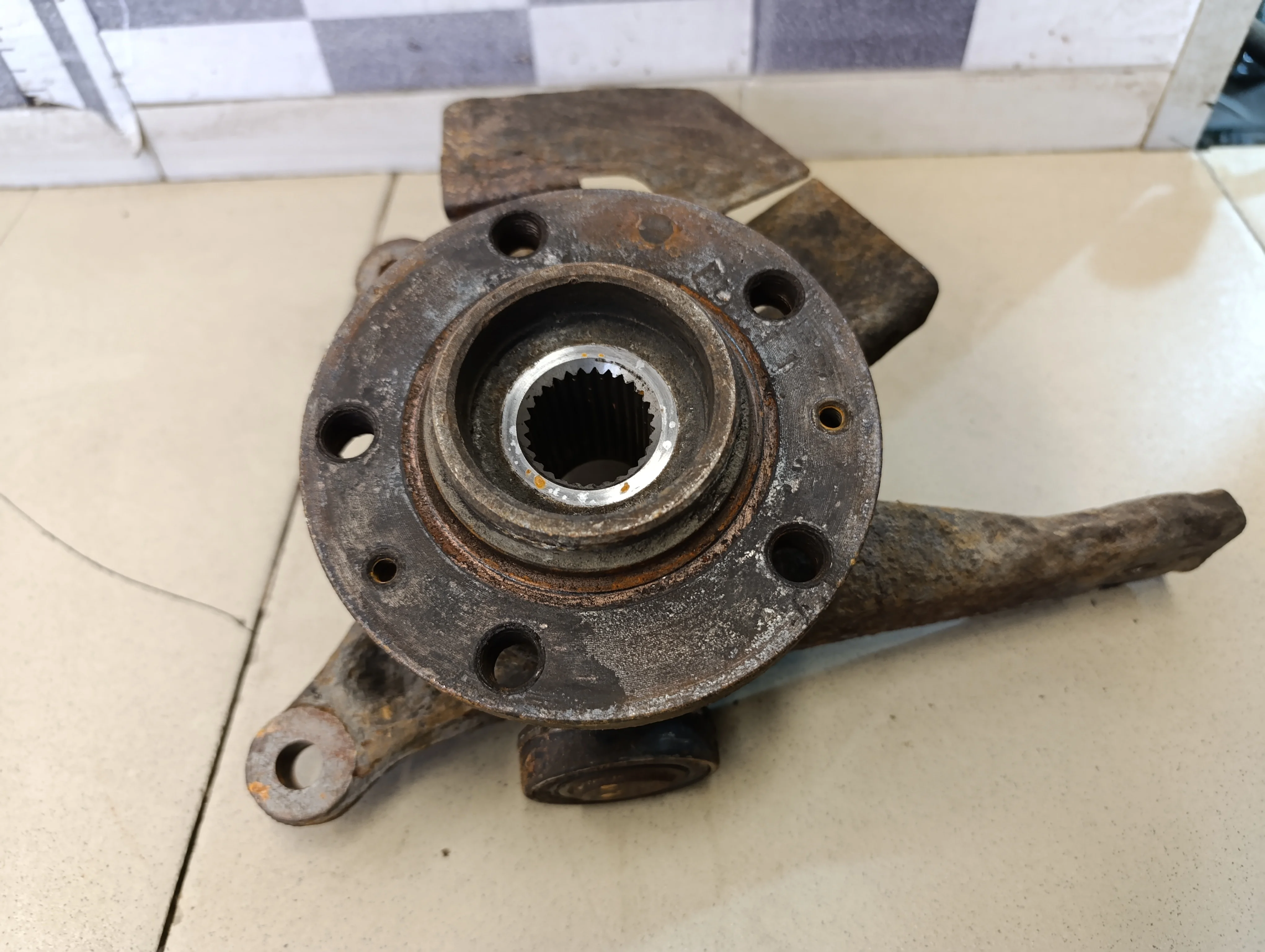 Кулак поворотный передний левый 407 2004-2010