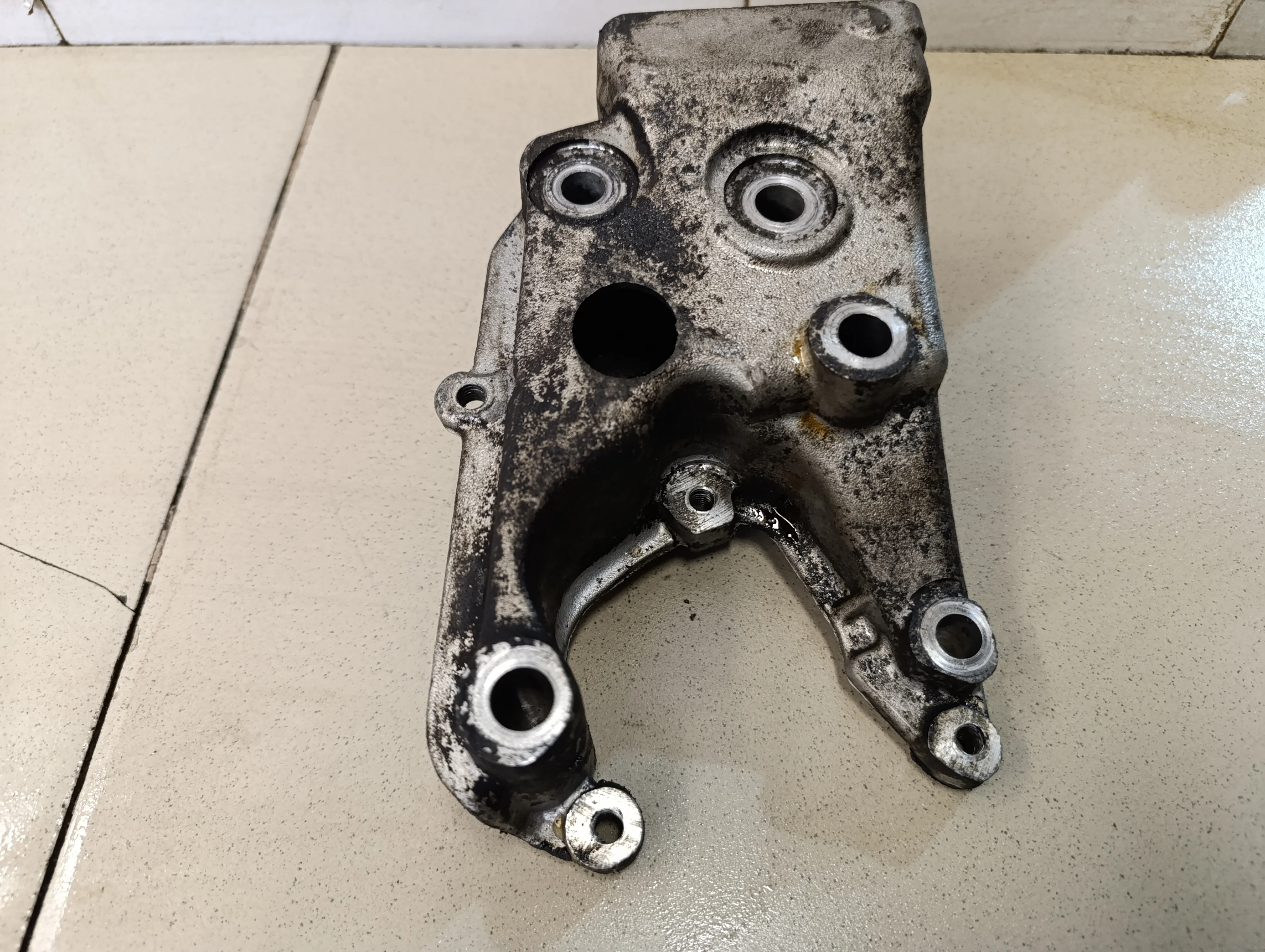 Кронштейн двигателя правый 206 1998-2012