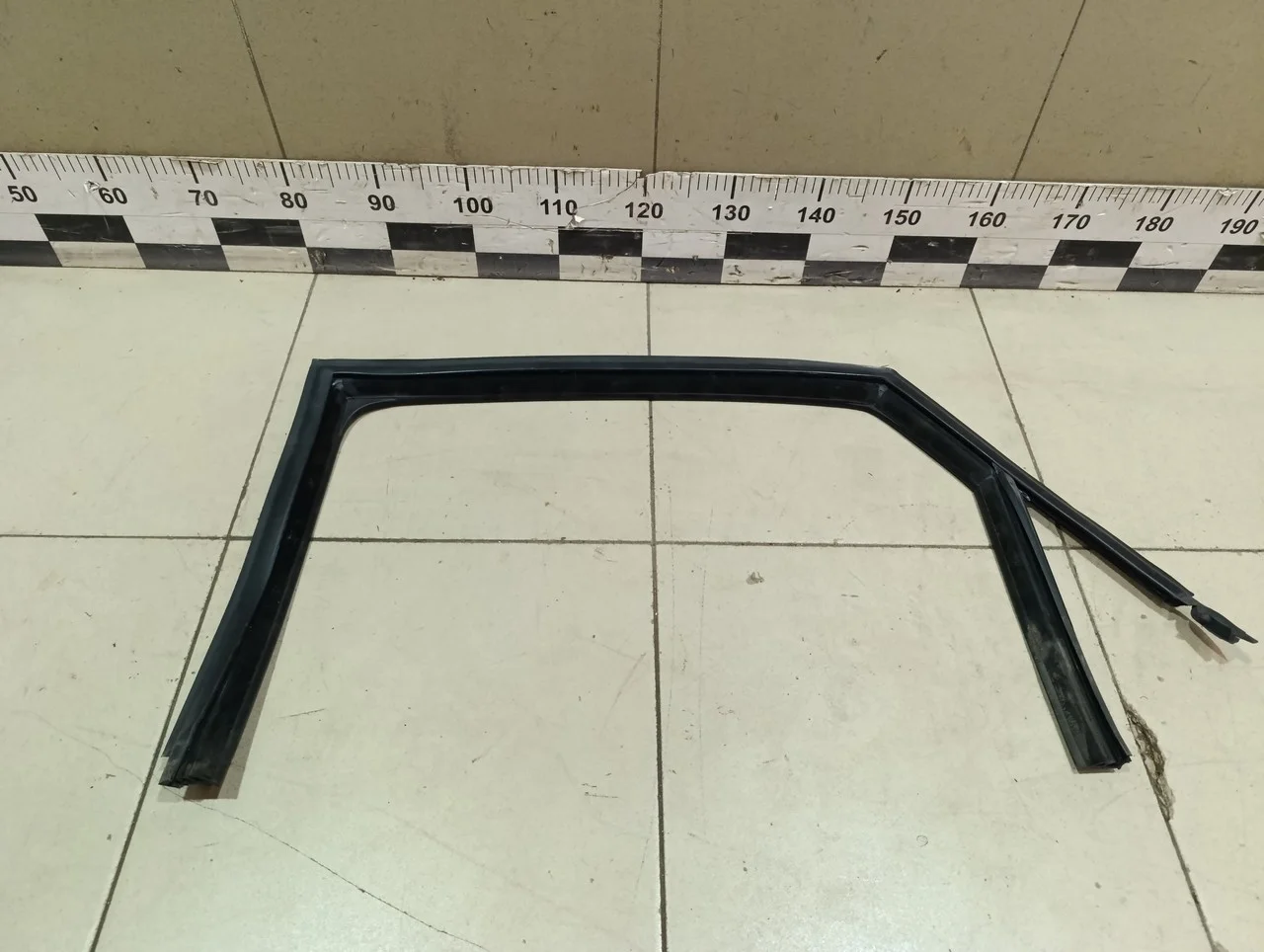 Уплотнитель стекла двери Polo (Sed RUS) 2011>