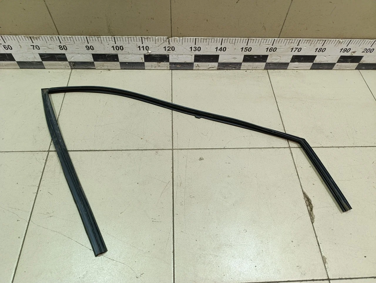 Уплотнитель стекла двери Tiida (C11) 2007-2014