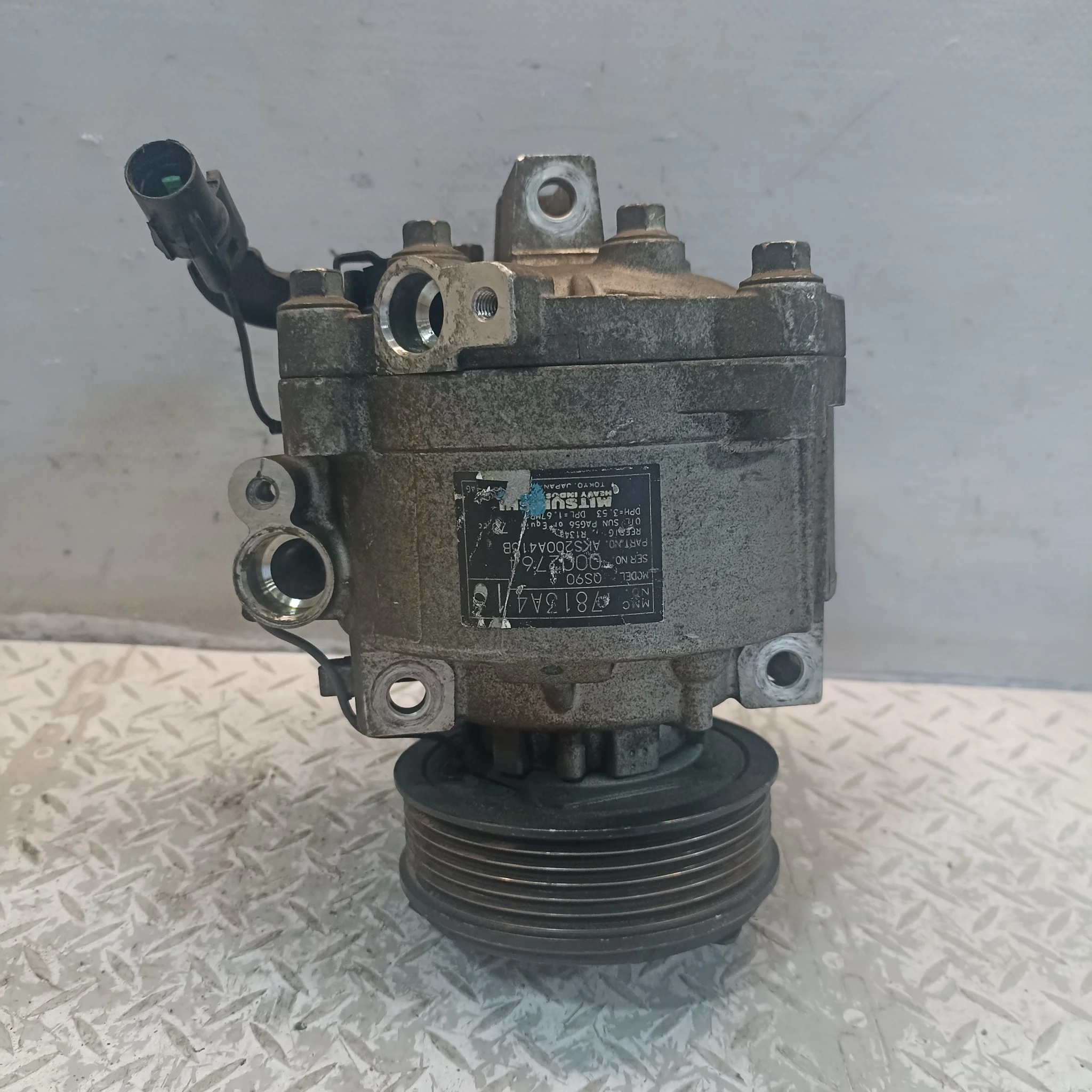 КОМПРЕССОР КОНДИЦИОНЕРА MITSUBISHI 7813A211  D3084
