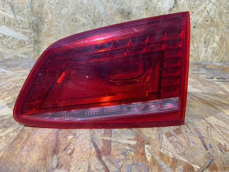 Фонарь в крышку багажника Volkswagen Passat 2011-2015 B7 универсал