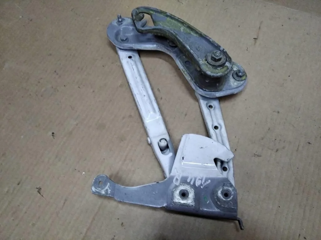 Петля капота Mercedes-Benz