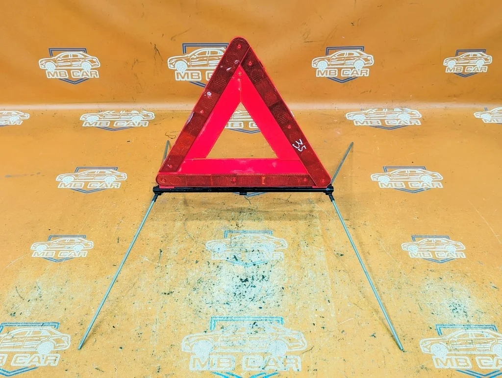 Знак аварийной остановки Mercedes-Benz