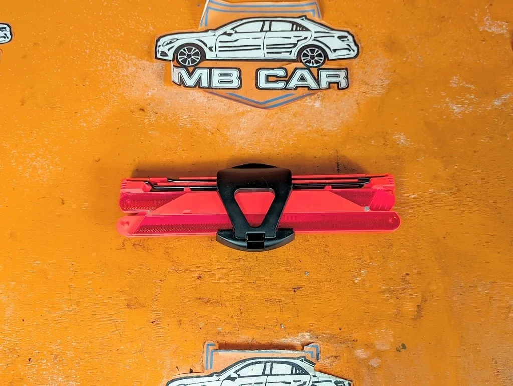Знак аварийной остановки Mercedes-Benz