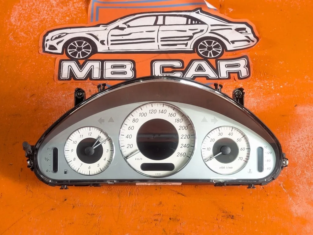 Щиток приборов Mercedes-Benz