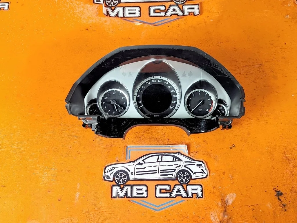 Щиток приборов Mercedes-Benz