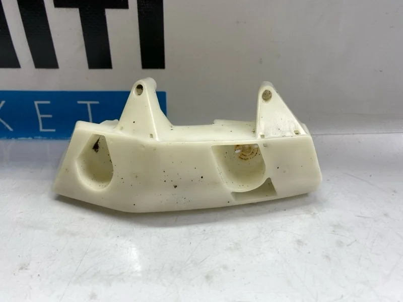 Кронштейн крыла (крепление) передний левый