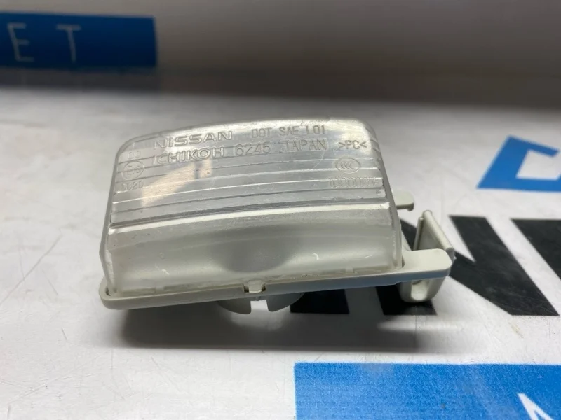 Плафон подсветки номера багажника задний INFINITI