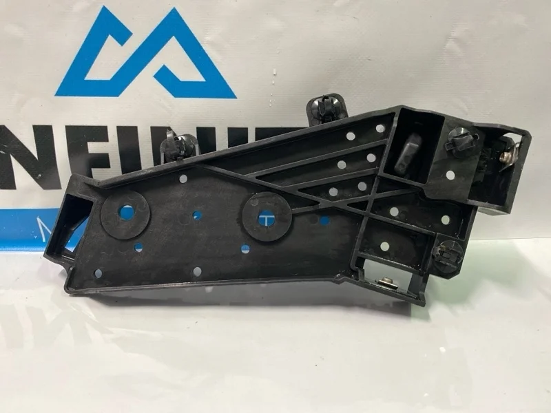 Кронштейн направляющая фары передний правый