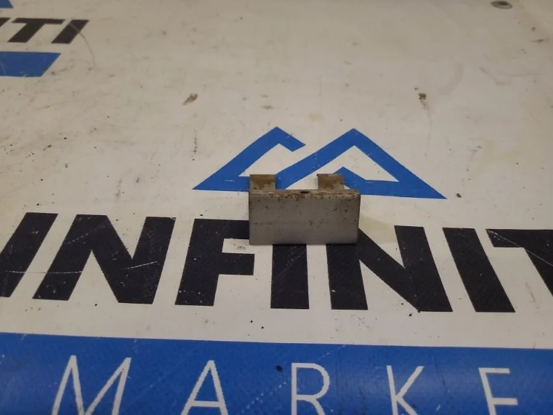 Скоба форсунки фароомывателя (зажим) INFINITI