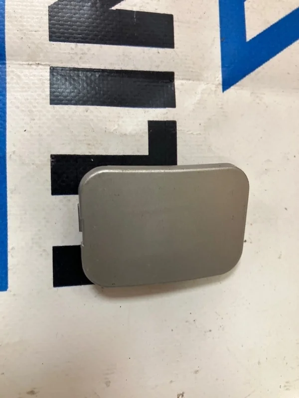 Заглушка буксировочного крюка бампера передняя