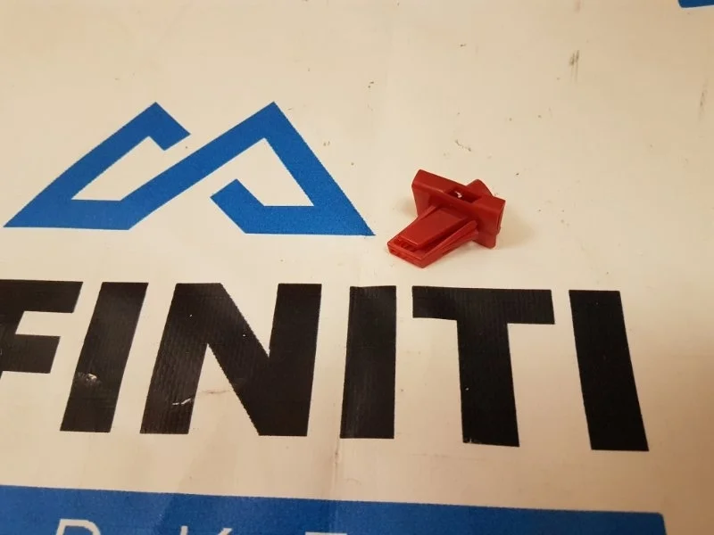 Клипса ( пистон ) крыла передняя левая INFINITI