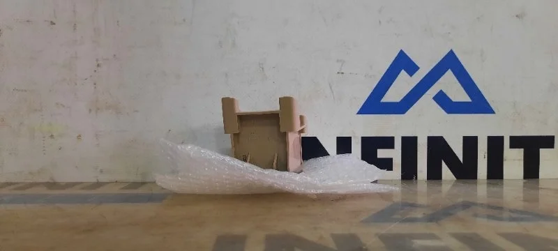 Кронштейн форсунки фароомывателя левый INFINITI