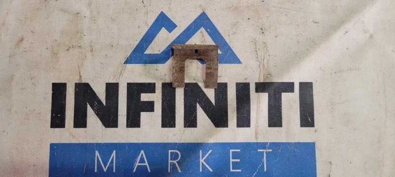 Скоба форсунки фароомывателя (зажим) INFINITI FX37