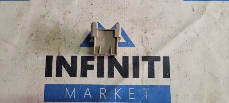 Кронштейн форсунки фароомывателя левый INFINITI