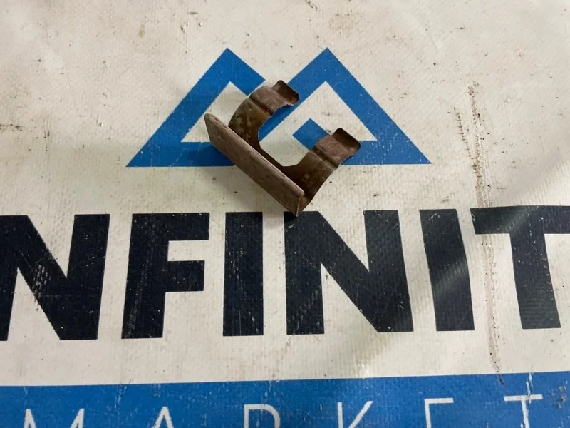 Скоба форсунки фароомывателя (зажим) INFINITI
