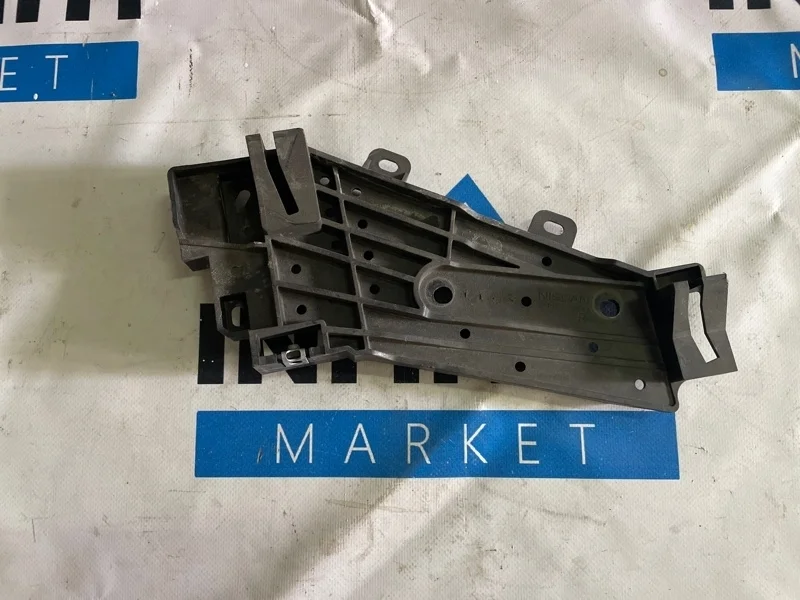 Кронштейн направляющая фары правый INFINITI M37