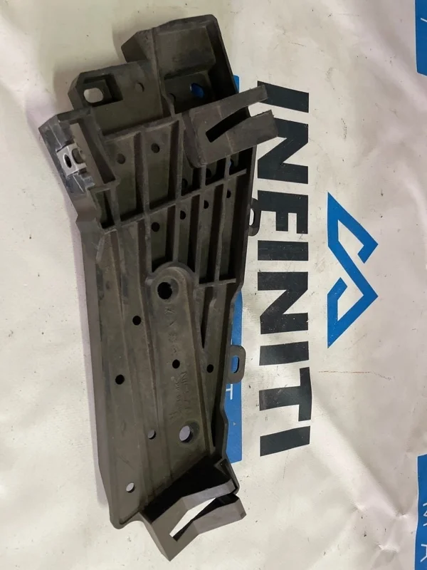 Кронштейн направляющая фары передний правый