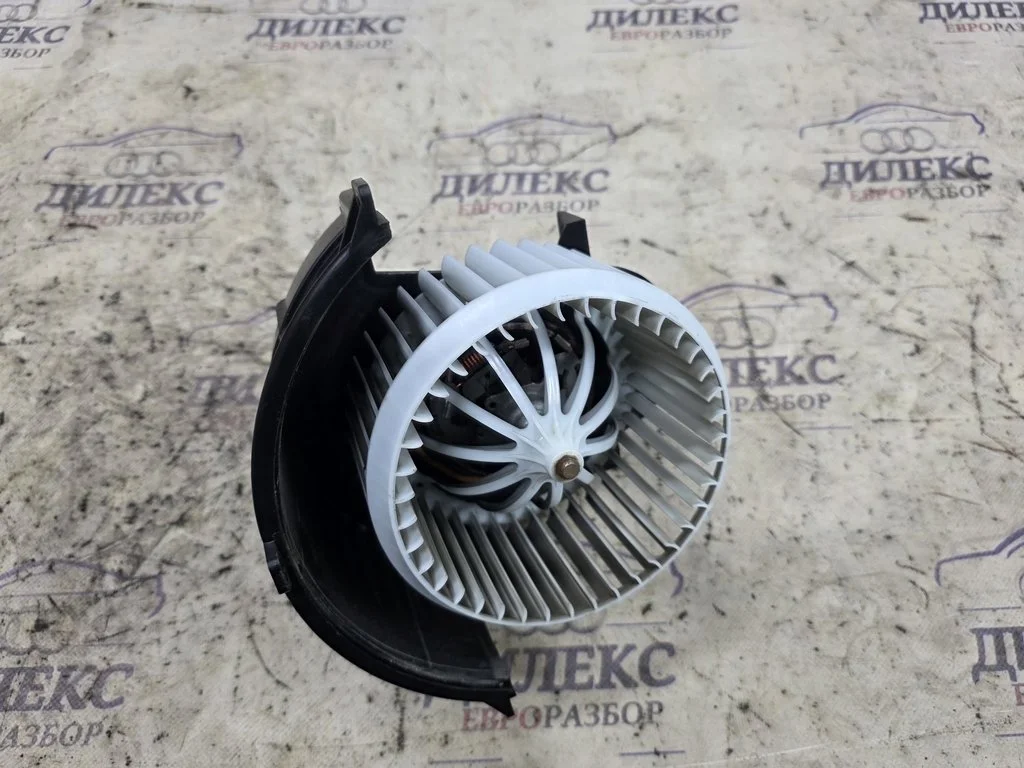 моторчик печки Audi Q7 2005-2015 - -