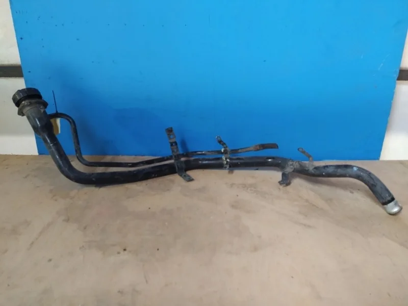 Заливная горловина бака Mitsubishi Pajero 3, 4 2000-2015