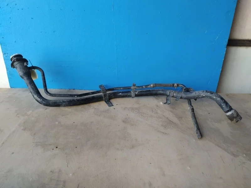 Заливная горловина бака Mitsubishi Pajero 3, 4 2000-2015