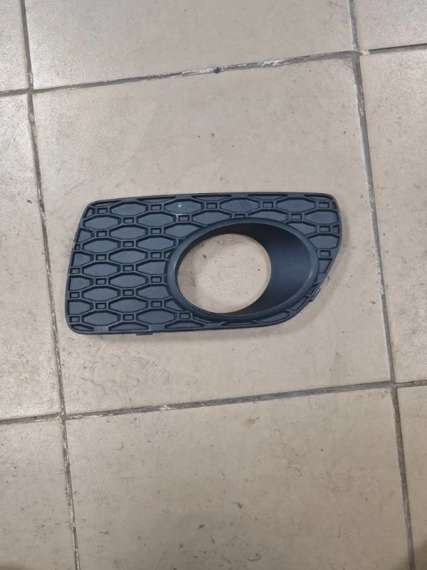 Решетка бампера Volvo XC70 2008 30678690, правая