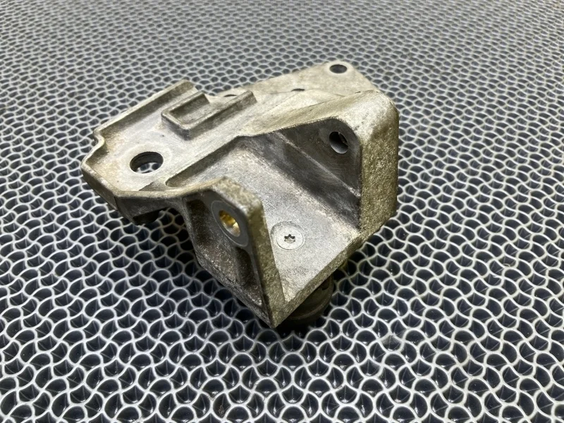 Кронштейн опоры двигателя Land Rover Freelander 2 2007 LR004510 2.2 EFI TC DW12, левый