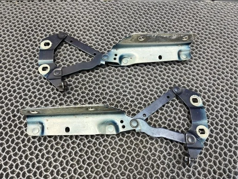 Петля капота Land Rover Freelander 2 2007 LR001565 2.2 EFI TC DW12