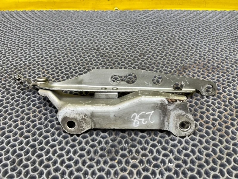 Петля капота Volvo XC90 2007 30716882 2.4 D5244T4, левая