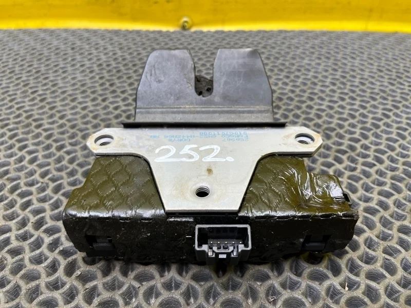 Замок крышки багажника Land Rover Freelander 2 2007 LR005164 2.2 EFI TC DW12