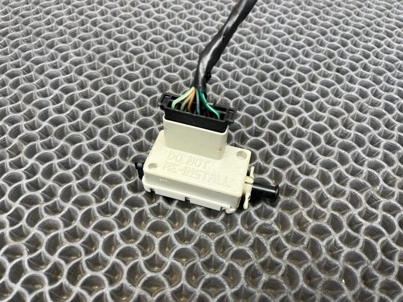 Датчик включения стоп сигнала Dodge Journey 2008 56054001AB 2.4 ED3