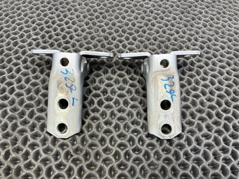 Петля двери Mitsubishi ASX 2015 5702A064 GA1W 1.6 4A92, передняя левая