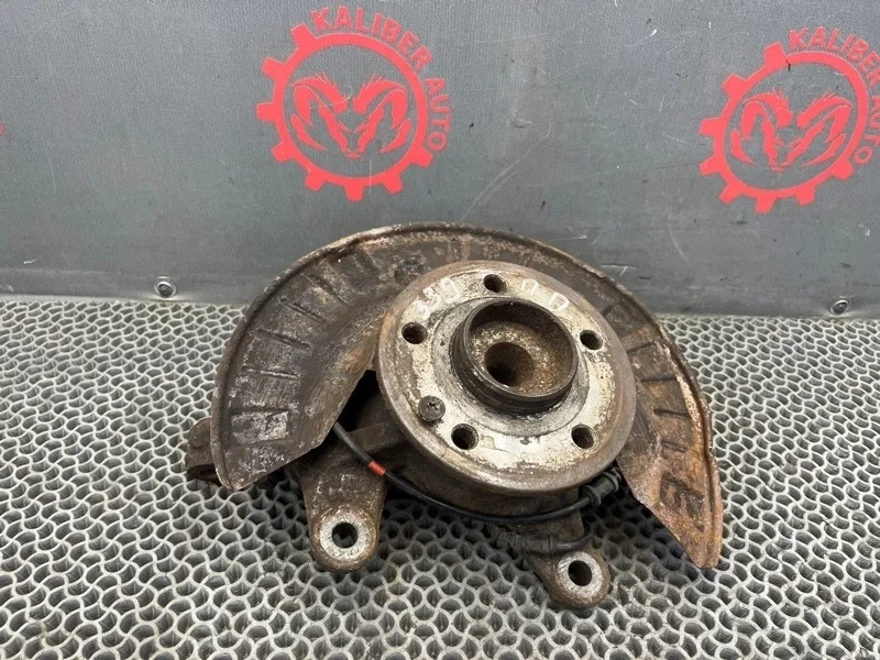 Кулак поворотный Mercedes-Benz V-Class 2008 A6393301332 W-639 646.980, передний правый